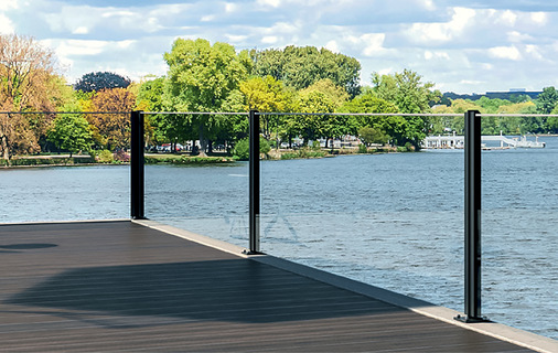 Hier im Bild eine Umsetzung an der Alster in Hamburg mit dem Brüstungssystem GGW-Northrailing Two.