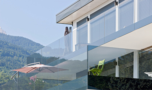 Ob Renovation oder Neubau, das Ganzglasgeländer Swissrailing Flat eignet sich für alle Gebäude. Mit seiner ­flächenbündigen Ästhetik passt es auch sehr gut zu puristischen Architekturen.
