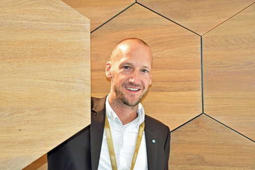 „Das elektronische Türverschlusssystem Instinct steht für schnelle und schlanke Logistik, maximale Flexibilität in der Verarbeitung, minimalen Fräsaufwand und einfache Installation", so Robert Andexer, Leitung Geschäftsfeld Tür & Service bei Maco auf den Salzburger Sicherheitstagen gegenüber der GLASWELT.