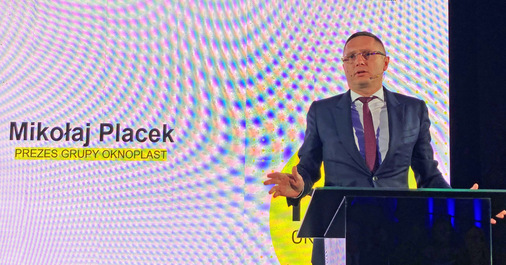 Oknoplast Präsident Mikołaj Placek auf der Pressekonferenz in Krakau. - © Daniel Mund / GLASWELT
