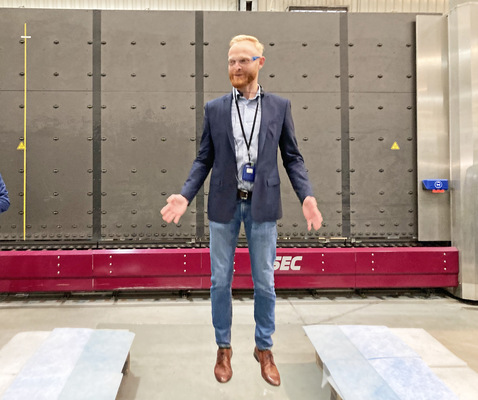 Oknoplast fertigt sein Isolierglas größenteils selbst. Hier demonstriert der Betriebsleiter der Glasabteilung die Bruchsicherheit von VSG-Glas.