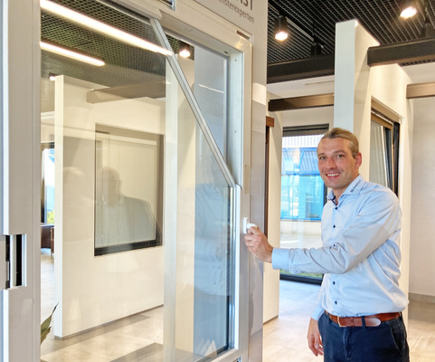 Marketing-Chef Jan-Hendrik Wittenberg erläutert das Fenstermodell für die Showrooms, bei dem die Sicherheitsrelevanten Bauteile einfach erläutert werden. - © Daniel Mund / GLASWELT
