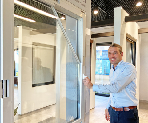 Marketing-Chef Jan-Hendrik Wittenberg erläutert das Fenstermodell für die Showrooms, bei dem die Sicherheitsrelevanten Bauteile einfach erläutert werden.