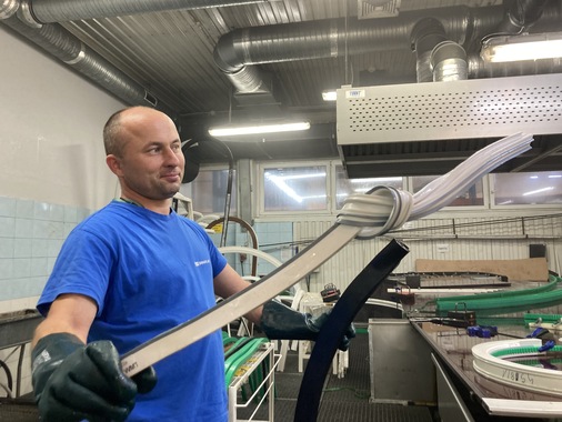 Einblick in die Biegeabteilung bei Oknoplast. Hier werden gerade Profile gebogen - wenn nötig, auch geknotet (nur aus Demonstrationszwecken).