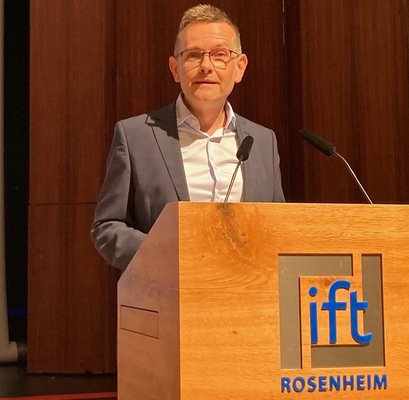Dr. Jochen Peichl als kaufmännischer Geschäftsführer des ift Rosenheims bei der Begrüßung. - © Daniel Mund / GLASWELT
