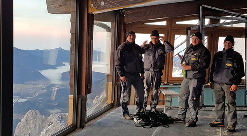 Es musste bei winterlichen Verhältnissen im November zügig gearbeitet werden. Das Multifunktionsband konnte auch in diesem Fall überzeugen, da damit die äußere, mittlere und innere Abdichtung in einem einzigen Arbeitsschritt realisiert wird.
