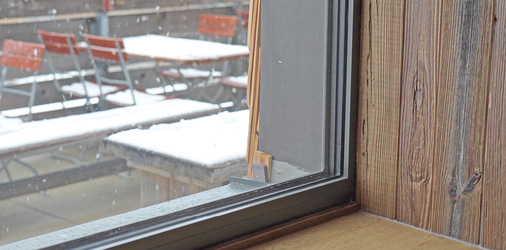 Die erforderliche durchgehende luftdichte Schicht gewährleistet TP654 einerseits durch die Membran innerhalb des Bandes, andererseits durch die beiden grauen Schichten, die einen kontinuierlichen Kontakt mit der Wand und dem Bauelement ­sicherstellen.