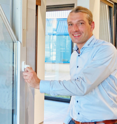Marketing-Chef Jan-Hendrik Wittenberg erläutert das Fenstermodell für die Showrooms, bei dem sicherheitsrelevante Bauteile eindrucksvoll erläutert werden. - © Foto: Daniel Mund / GLASWELT
