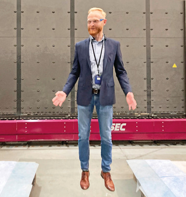 Oknoplast fertigt sein Isolierglas größtenteils selbst. Hier demonstriert der Betriebsleiter der Glasabteilung die Bruchsicherheit von selbst produziertem ESG-Glas.