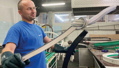 Einblick in die Biegeabteilung bei Oknoplast. Hier werden gerade Profile gebogen – wenn nötig auch geknotet (nur zu Demonstrationszwecken). - © Foto: Daniel Mund / GLASWELT
