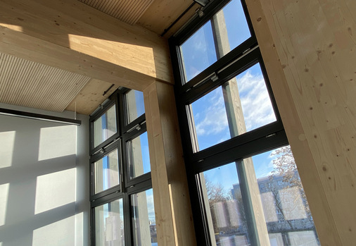 Systeme zur kontrollierten natürlichen Lüftung arbeiten völlig automatisiert und leise – auf Wunsch und wo erforderlich auch in Kombination mit einer mechanischen Lüftung. Sie lassen sich beispielsweise in Schulen schnell und einfach nachrüsten.