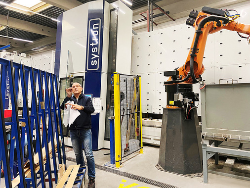 Martin Klier, Standort­leiter bei Glasprofi, ist mit der systron-­Lösung mit Roboter zufrieden.