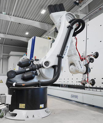 Die Beladung über Roboter mit mehreren Stellplätzen für die Glasböcke ist einfach und rasch umsetzbar. - © Foto: Systron
