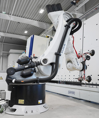 Die Beladung über Roboter mit mehreren Stellplätzen für die Glasböcke ist einfach und rasch umsetzbar.