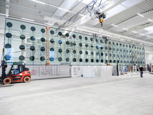 Hier im Bild eines der 36 laminationsgebogenen Gläser (2,8 × 17 m) für den Messeturm in Frankfurt.