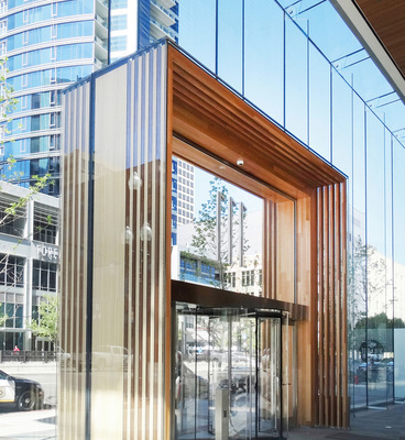 Für die Lobby-Fassade das „111 South Main“ lieferte sedak Glas-Holz-Laminate.
