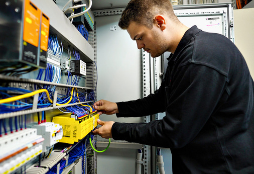 markilux bietet ab 2023 neben den bisherigen zehn  technischen   und   kaufmännischen   Berufen,   in   denen   das  Unternehmen qualifiziert, fünf weitere Berufe an.