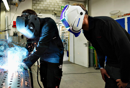 Neu daran ist, dass es sich um Aus­bildungen im ­Markisenwerk handelt. ­Bisher lernten die Nachwuchskräfte in der Verwaltung, Schlosserei, der Elektro-Werkstatt und der technischen Konfektion.