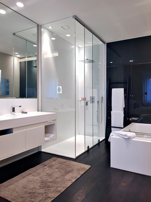 Das Angebot umfasst Duschkabinen, Beschläge und Zubehör.