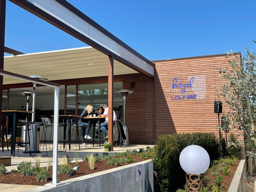 Die hintere Anlage wurde als „Wand zu Wand“ ausgeführt und schließt so nach hinten zur Wand und nach vorne zur vorderen B-Space Anlage sauber ab.