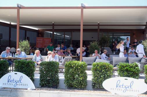 Die zwei B-Space werden in der Breite von 12 m mit 4 Schienen horizontal geführt. Seitlich wurden die Senkrechtmarkisen Magiko B mit Glasfasertuch ausgeführt.