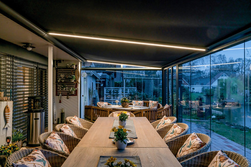 Die Oldenburger bieten mit den LED-Stripes NovaLight eine neue, optimale Lösung, die sich in die Führungs­schienen der Trend 250 SZ- Anlagen integrieren lässt.