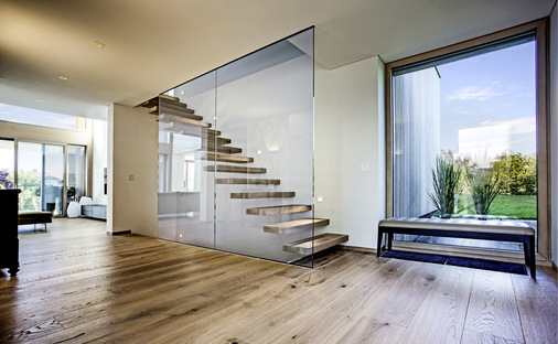 Panoramafenster ­werden als Fest­verglasungen von führenden Fenster­herstellern wie Kneer-Südfenster in der Kombination Aluminium-Holz individuell mit schlanken ­Rahmenansichten ­gefertigt.