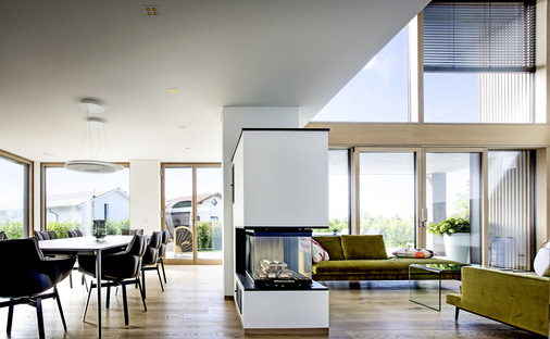 In Verbindung mit Glasfassaden und Schiebeelementen können Festverglasungen Räume weit und luftig wirken lassen.