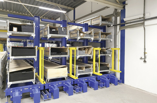 Manuell längs ausziehbares Langgut-Kompaktlager für Abstandshalter, Sprossen oder Glasleisten. Die einzelnen Regale können individuell gestaltet werden.