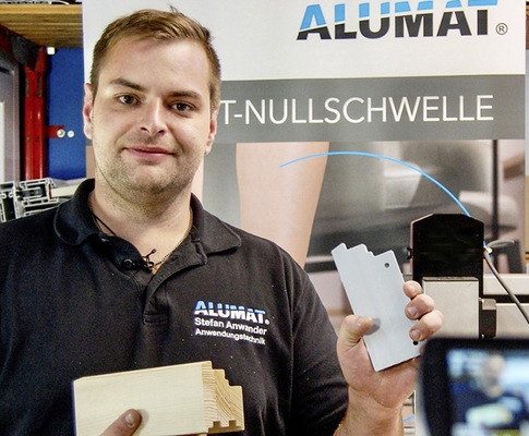 Stefan Anwander, bei Nullschwellen-Spezialist Alumat im Bereich Prüfwesen und Produktmanagement tätig, hat die Schnittzeichnung des Kunden in der CNC ­Fräse hinterlegt, um den Partnern im Holzfensterbau den konfektionierten Blendrahmenadapter mit den ­Konturen ihres Profils zur Verfügung stellen zu ­können.