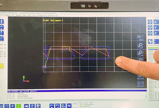 Für die werksseitige Konfektionierung des Blend­rahmen­adapters schickt der Holzfensterbauer die ­Daten zu seinem Profil im .dxf- bzw. .dwg-Format mit der ­Bestellung an Alumat. Diese werden – hier in Blau – in die Maschine eingelesen, deren Fahrweg hier in Rot schematisch dargestellt ist. - © Foto: Kober / Alumat
