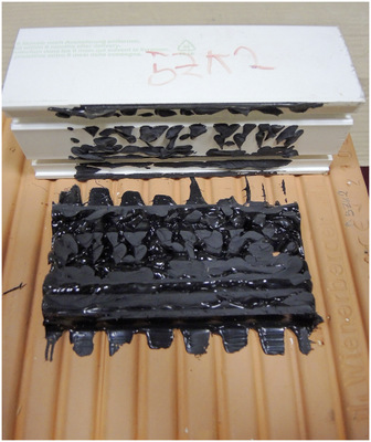 Geringe Haftfläche vom Klebstoff zum Fensterprofil-Rahmen-Rücken