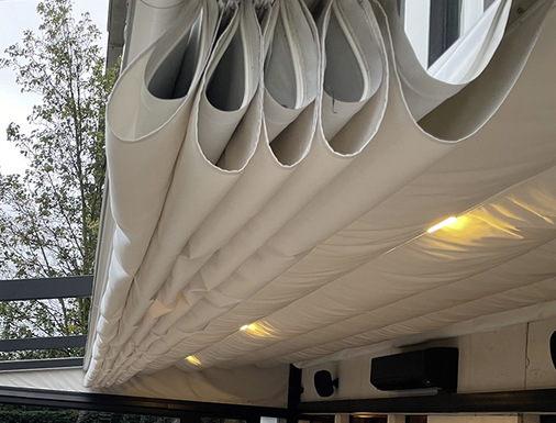 Die Doppellage der Tücher schafft eine bessere Wärmeisolierung und dämpft zusätzlich die Lärmentwicklung auf dem Restaurant nach aussen.