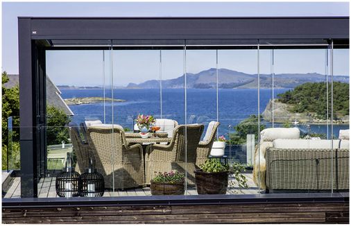 Das System Line Glass besteht aus einer lackierten ­Aluminiumstruktur und 10 mm gehärteten Scheiben.