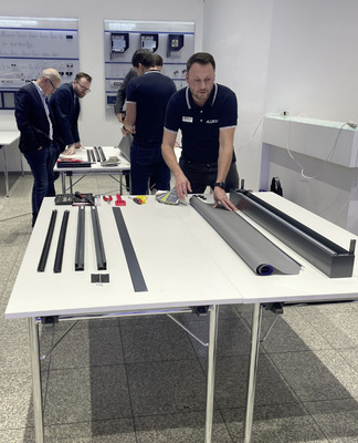 in einer DIY-Aktion konnten sich die Teilnehmer des Pressetages vom einfachen Zusammenbau des textilen Sonnenschutz ZipTex überzeugen.