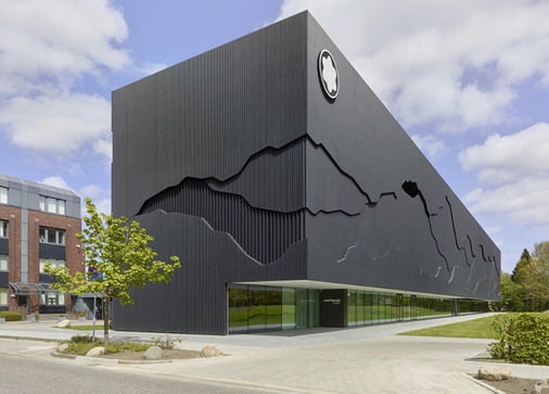 Der Eingang erfolgt über die verglase Gebäudeecke.