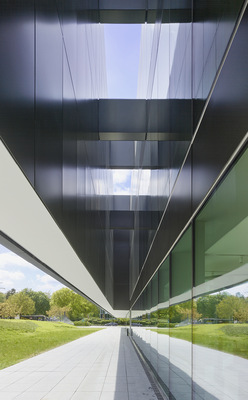 Blick auf die Glas- und die vorgesetzte Beton-Fassade