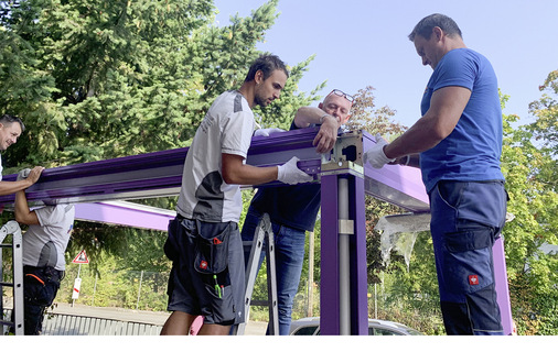 Bei der intensiven Schulung wird die einfache Montage der Dachprofile nach Baukasten­prinzip vermittelt.