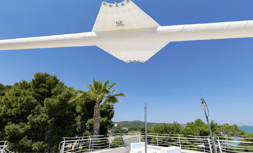 Dacron, ein aus der Nautik stammendes Segeltuch kommt mit hoher Feuchtigkeit und Salzgehalt zurecht. 