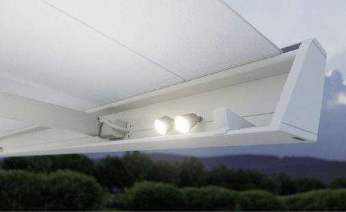 Je nach Markisenmaß sind bis zu sechs schwenk- und drehbare Spots innen am Ausfallprofil möglich.