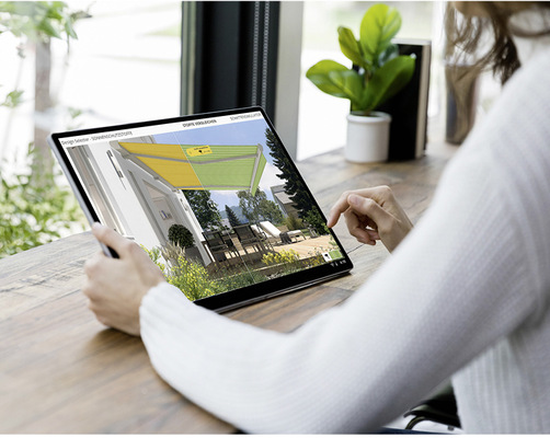 Kundenberatung auf dem iPad. Hier können die Stoff-Dessins im direkten Vergleich betrachtet werden.