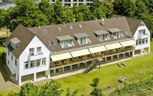 Sechs schmale Pfostenprofile sorgen für eine unauffällige Optik. Der textile Character steht damit immer im Vordergrund, wenn die Shades ausgefahren sind.