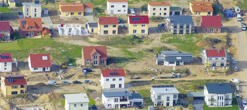 In den meisten Bundesländern hängt die Frage, ob eine Pergola eine Baugenehmigung benötigt oder nicht, mit der Fläche der geplanten Überdachung zusammen. - © Foto: Aufwind-Luftbilder - stock.adobe.com
