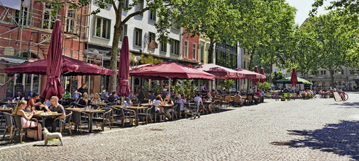 Innerstädtische Lösungen können eigenen Auflagen der Städte oder Gemeinden wie z. B. Farbgestaltung oder Werbeverboten von Sonnenschutzanlagen unterliegen. 