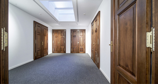 In der Villa ist das BaSys Bandsys­tem „Objecta“ in der Exklusivversion „2039/160/56 D18 ZK78“ mit Bandaufnahme „STV 76/56 3-D“ in der PVD-Oberfläche Messing Matt verbaut.