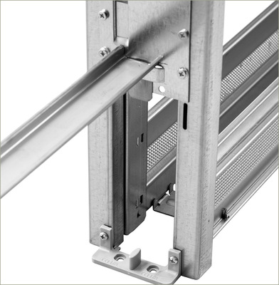 Die Boden­führung wird bei Unico Plus ­direkt am Einschubholm ­fixier﻿t und ist ­damit vom ­Estrich unabhängig und sorgt so für ­eine richtige Höhen­posi­tio­nierung.