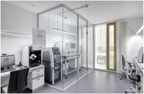 Zur Staub- und Lärmreduktion wurde die Implantat-Fräse mit fecoplan eingehaust.