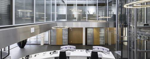 Hier umfassen die schlanken Rahmenprofilen die Brandschutzverglasungen.