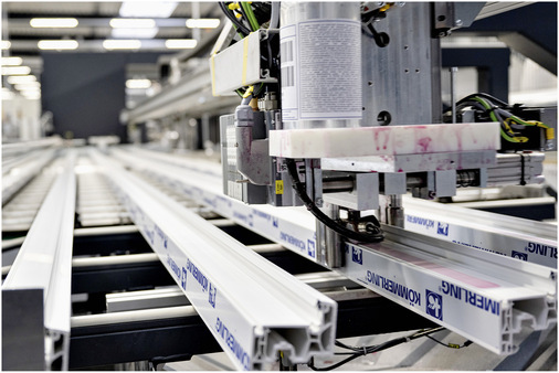 Für eine optimale ­Prozesssicherheit werden ­alle Profile vorab mit  dem Ködiglaze   PVC-Primer   ­ behandelt.