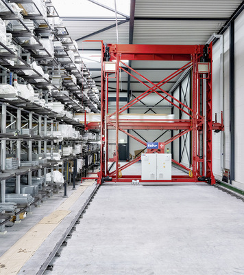 Die Automatisierung reicht vom Hochregal nahtlos bis zur fertigen Fenstereinheit.